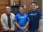 IMG-20241222-WA0007 Serah terima dan penandatanganan dimulainya Pembangunan Gedung BRI Sinjai oleh bapak Drajat perwakilan PT Inti Kontaktor (kiri), HM Dandy Wardana Pinca BRI Sinjai (tengah) Nur Hamzah Supervisor Pelayanan Operasional BRI Sinjai (kanan)